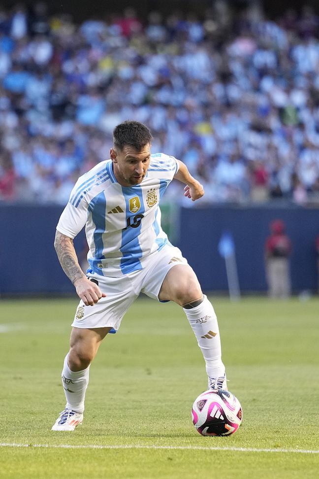 1v4戏耍巴萨后防！17岁就值6000万的他比亚马尔更有望成为金球？（1挑4戏耍巴萨防线！17岁身价6000万，他比亚马尔更有望问鼎金球？）