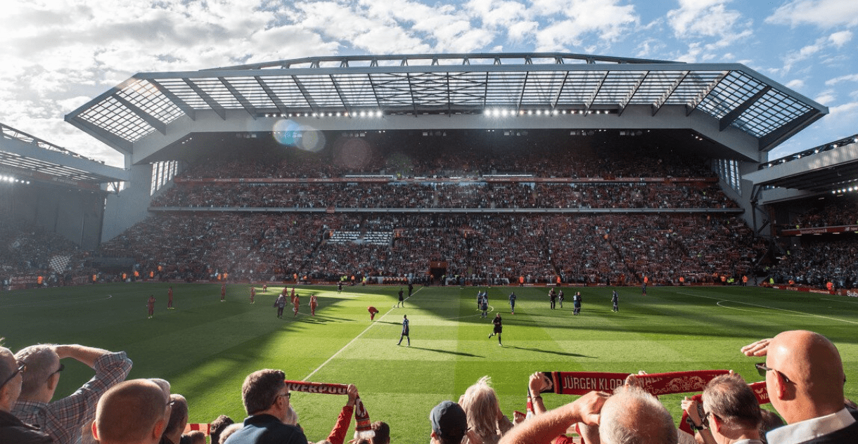 尴尬，一英格兰球迷在阿尔巴尼亚主场被旋转闸门卡住（英格兰球迷在阿尔巴尼亚主场被旋转闸门困住，场面尴尬）