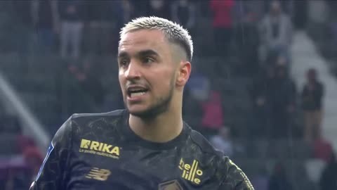 天空体育：张伯伦目前正在阿森纳训练，同时筹划下一步动向（天空体育：张伯伦随阿森纳训练，正谋划未来去向）