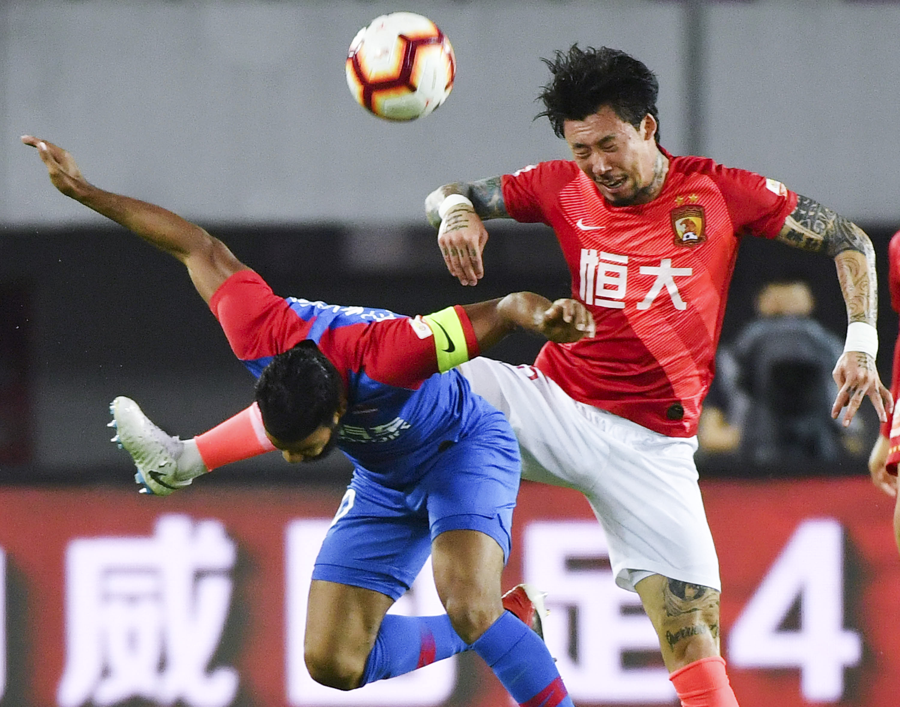 当选11月最佳球员，瓦尔迪是意甲首位获此殊荣的英格兰球员（瓦尔迪当选11月最佳，成意甲首位获此荣誉的英格兰球员）