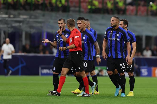 76人队记：庄神右膝扭伤，本场比赛不会回归（76人记者：庄神右膝扭伤，本场不再出战）